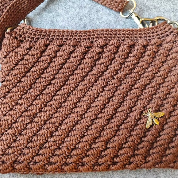 insect bee men and women brooch pin - Picture 2 of 4